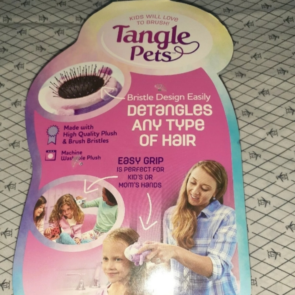 Tangle pets hair brush